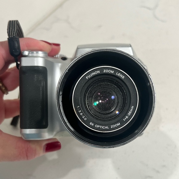 Fujifilm FinePix S3100 4MP Digital Camera with 6x Optical Zoom Silver Camera Y2K - Picture 7 of 8